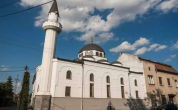 KOMŠIJE! Džamija ostala bez struje, komšija Srbin razvukao kablove i dao struju za DŽABE! (FOTO)